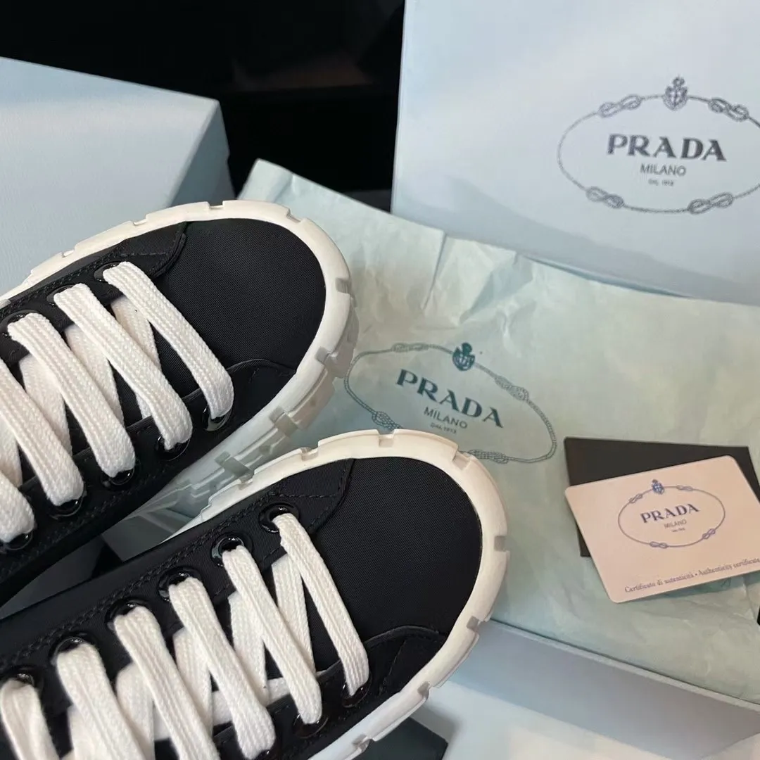 P420👟👟 2024 launches Prada’s latest catwalk shoes, the dad shoe series ͏ 💥PRADA early spring T-stage catwalk style👠Small fresh air with a little expensive feel, very perfect on the feet💃Elegant and elegant, crystal clear, regardless of the quality of accessories, they are all customized one-to-one, zero distance from the original version 1⃣Upper: imported nylon waterproof cloth + glue injection molding process 2⃣Inner lining: mixed sheepskin lining 3⃣Outsole: original one-to-one molded TPU outsole 4⃣🔺Original packaging Heel height 5cm 5⃣Number: 34-40🐎